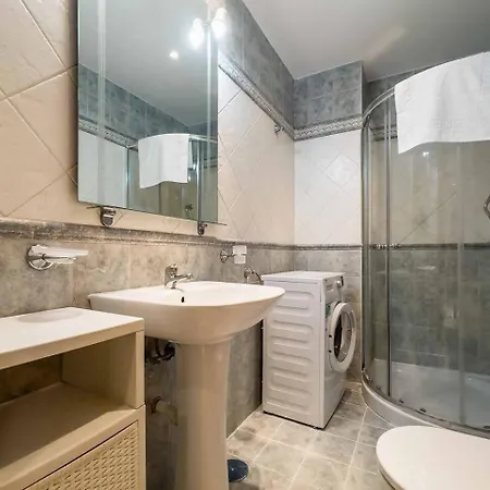 Cyv Centrally Located 1 Bed 1 Bath Near The